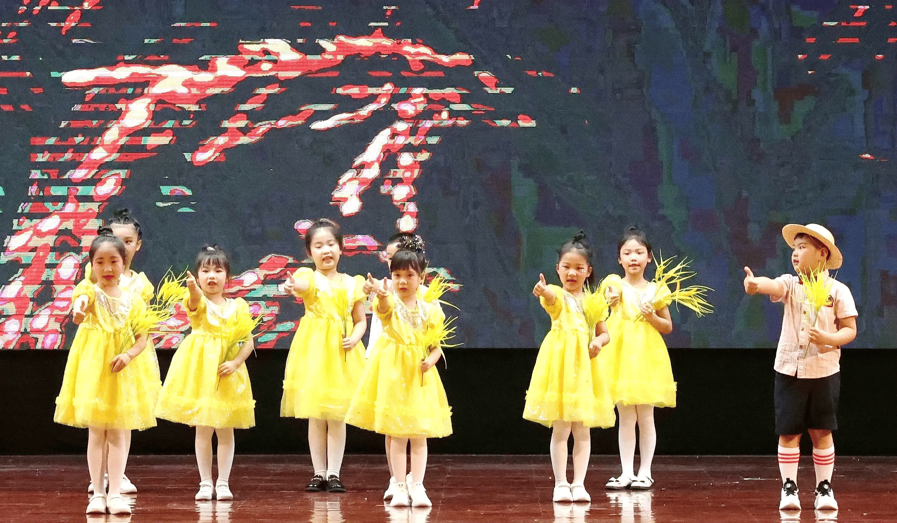 幼儿园共同举办"童心飞扬 筑梦成长"庆祝"六一"文艺汇演_表演_舞台