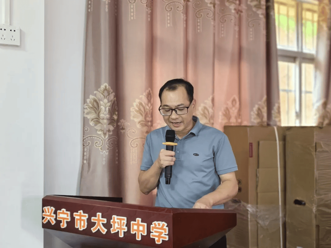 兴宁大坪中学召开九年级学生家长会议