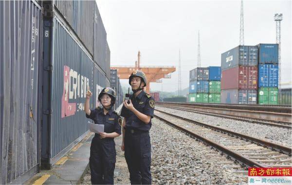 增城海关关员对过境班列货物开展现场监管