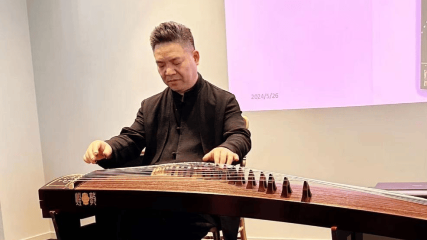 中国驻法国大使馆公参王健代表卢沙野大使和中国驻法使馆预祝两校合作