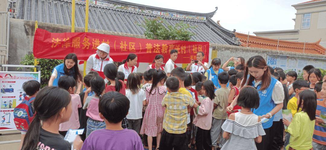 这些人,到溪西镇这个村"摆摊".