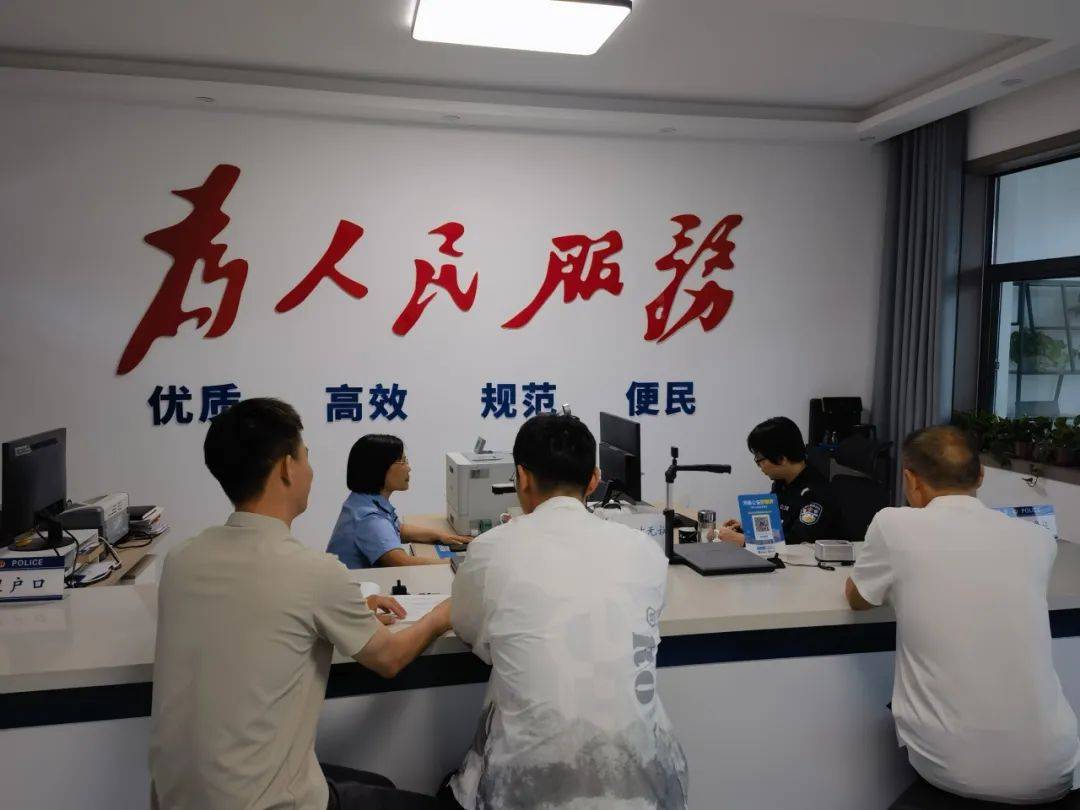 6月5日20时30分,淇县公安局朝歌派出所户籍窗口前,一名李姓考生拿着