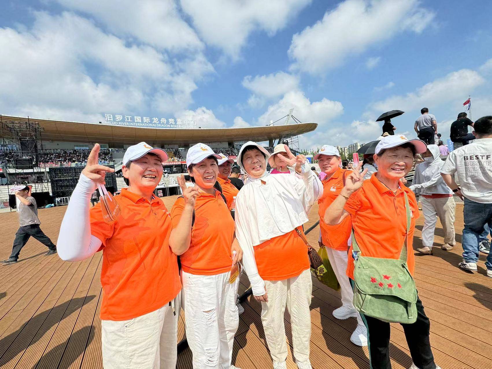 图/九派新闻杨臻颁奖时,有手机营业商还主动为一名因相撞丢失手机的