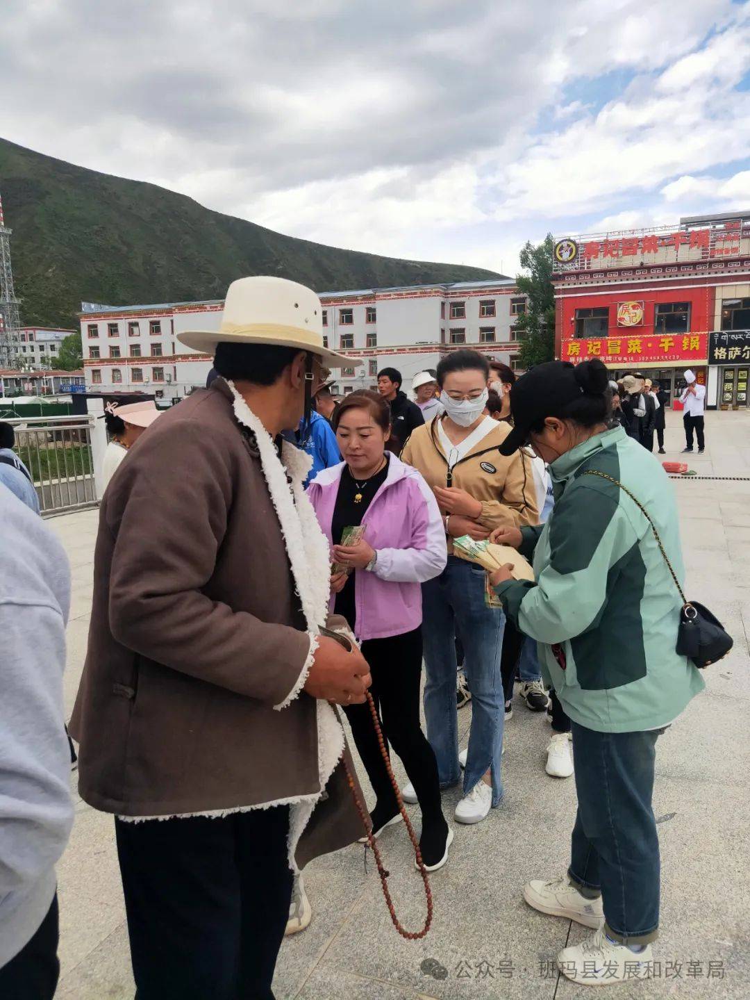 班玛县举办2024年"惠聚端午粽享消费乐购七一"促消费消费券发放活动