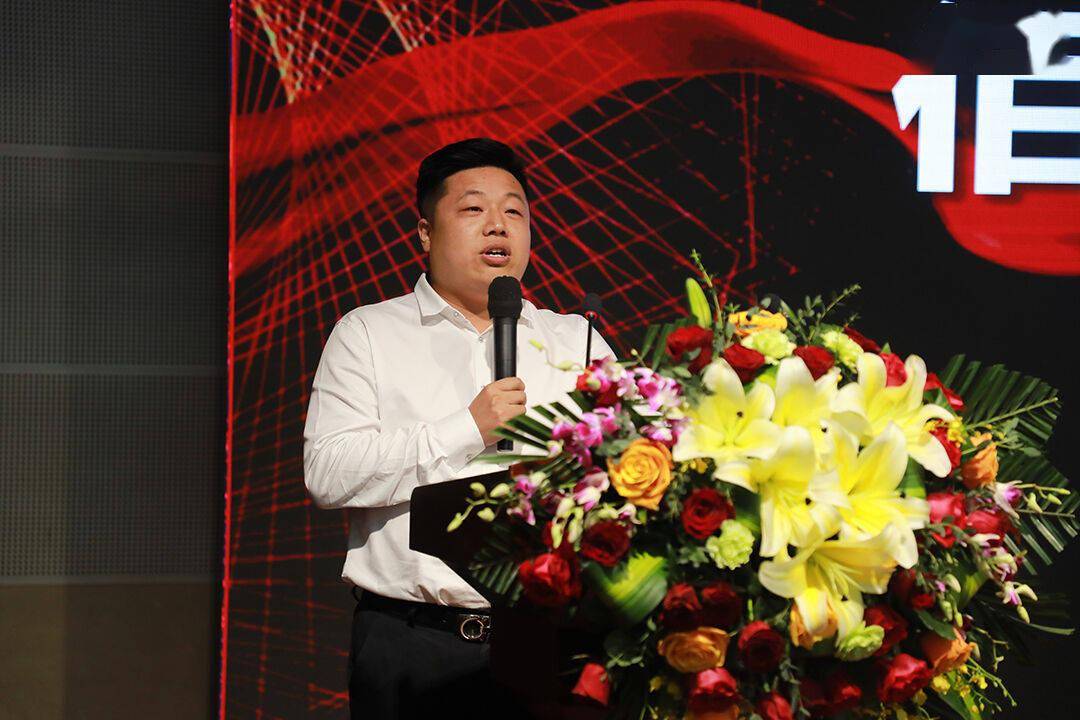 会上,佰利新材特邀优秀经销商代表李鑫上台作《深度分销盈利模式》的