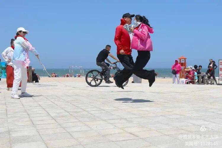 这多人跳绳还是个步调一致的事儿.拔河比赛双方旗鼓相当,势均力敌.