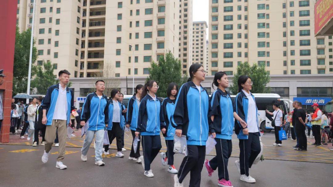 信德中学教师 刘昊说:"今天过来送考,我们都穿了红色的统一的校服
