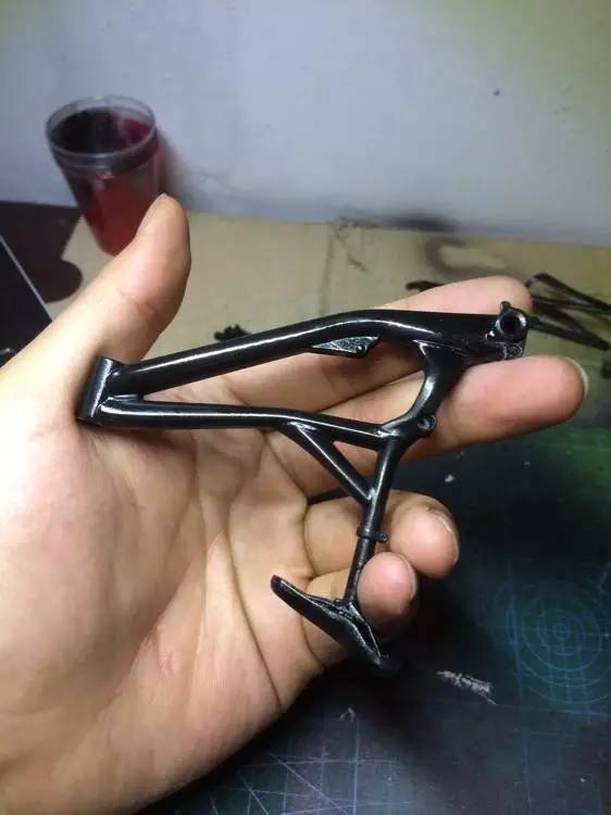 长见识了,纯手工打造的迷你速降车模型!