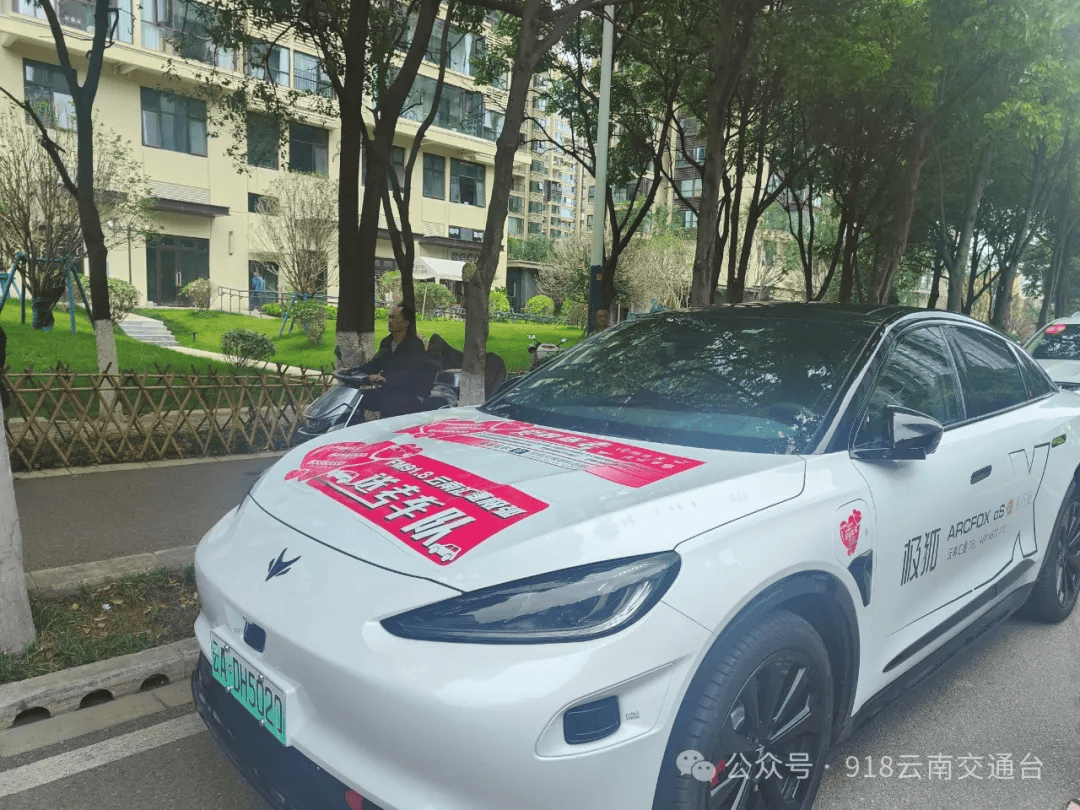 石林一中考点,两名考生因伤无法独立行走,执勤民警迅速上前,将两名