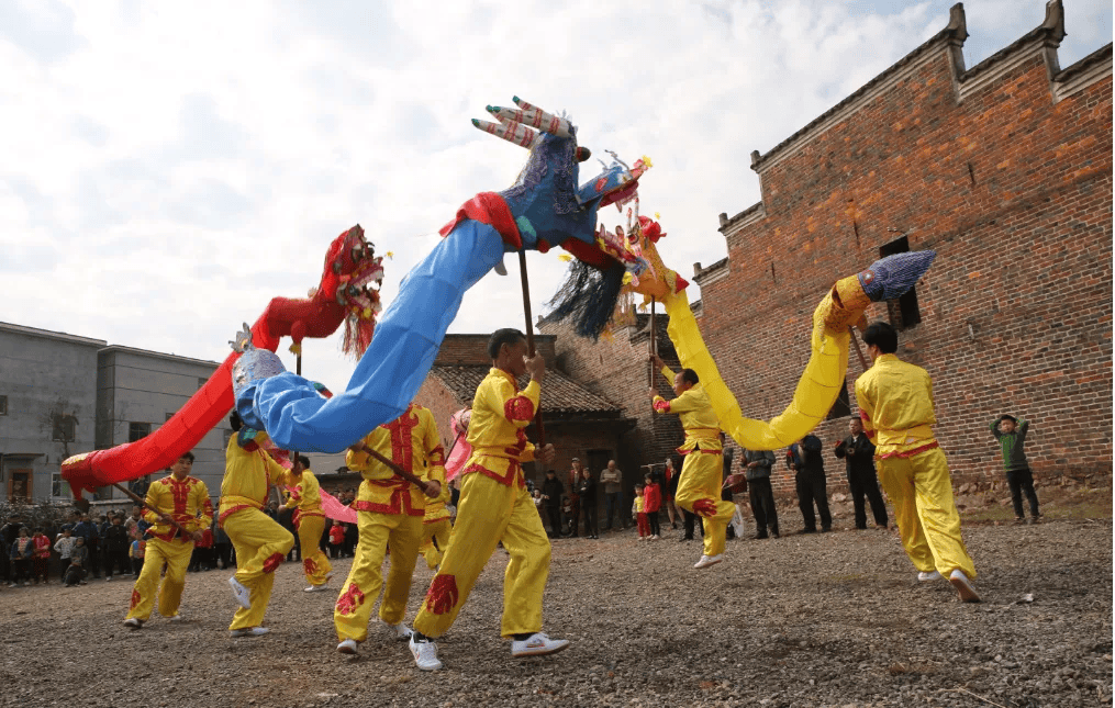 鳌鱼灯表演.肖康/摄关于鳌鱼灯,李小羊讲述了一段传奇故事.