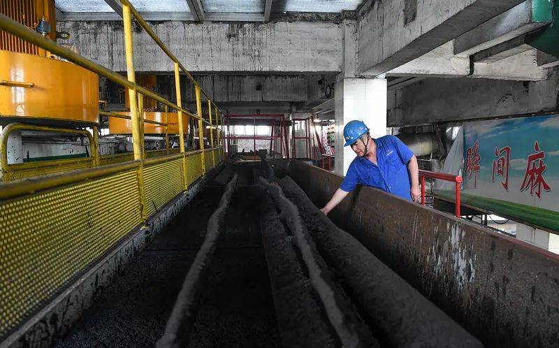 为确保项目早投产,早见效,自带煤试运行以来,洗煤厂调试工程技术人员