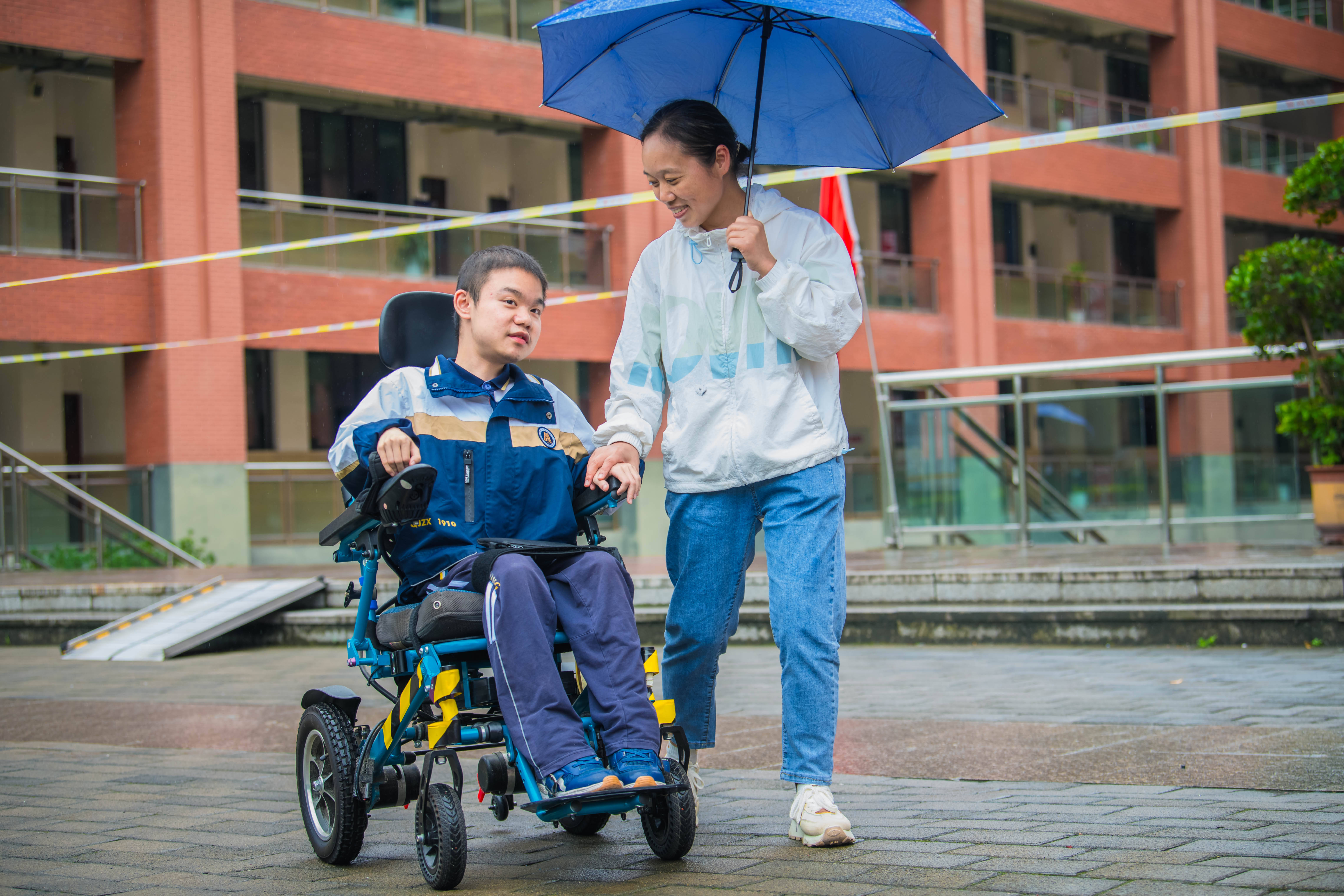 今天和往常又有点不一样——就读于綦江中学的罗睿燊,与全市20余万名