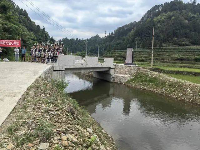 6月1日,一座崭新的便民桥飞架在黎平县中潮镇上黄村的上黄河上,河下