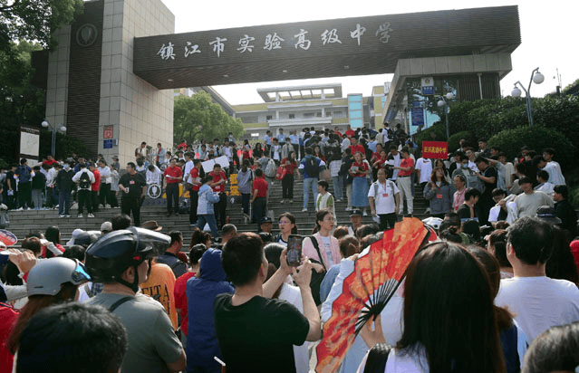 多图直击高考首日镇江的这些名场面
