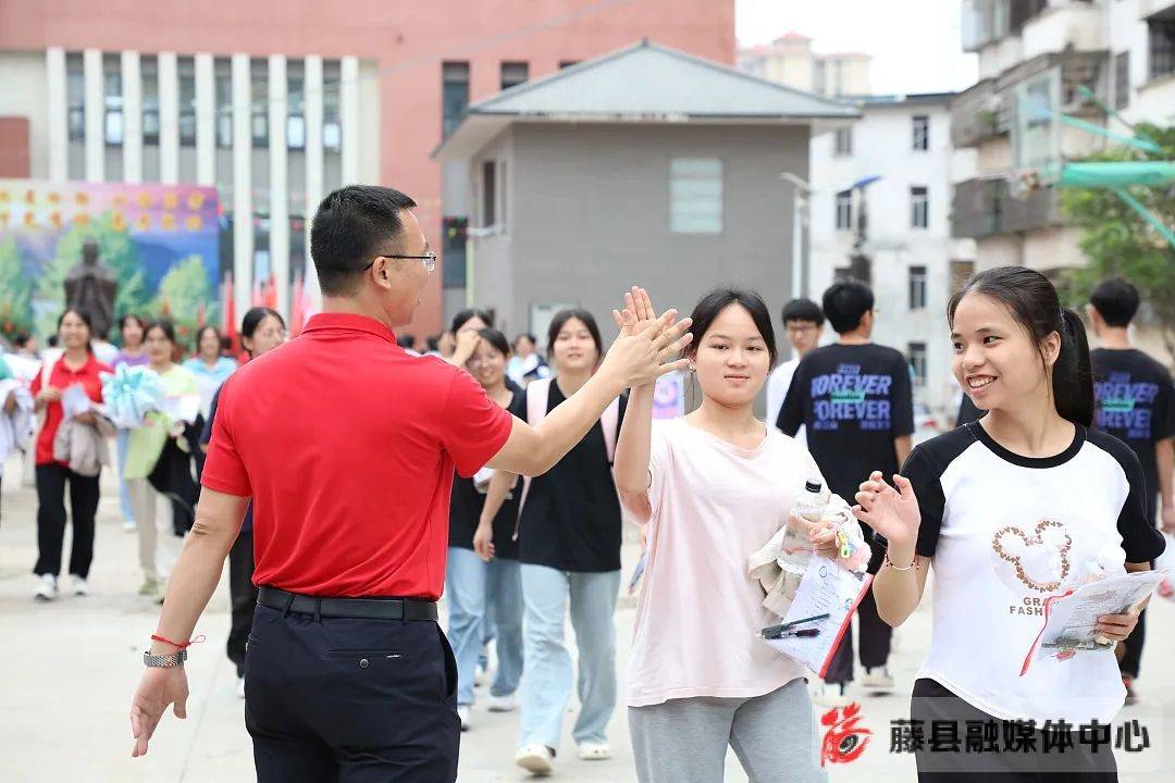 早上7点,在藤县中学校园内,考生们神采奕奕,脸上洋溢着自信的笑容,在