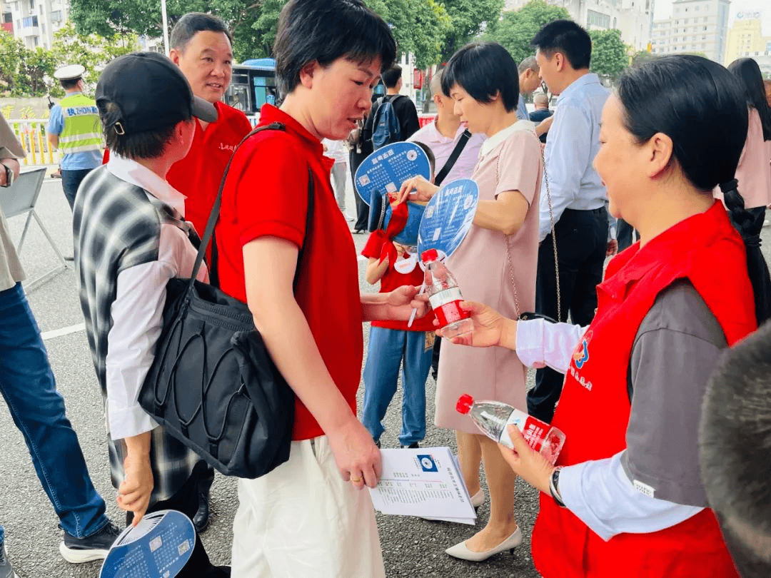 6月7日一早,霞浦县妇联巾帼志愿者们就来到霞浦一中校门前就位,搭起