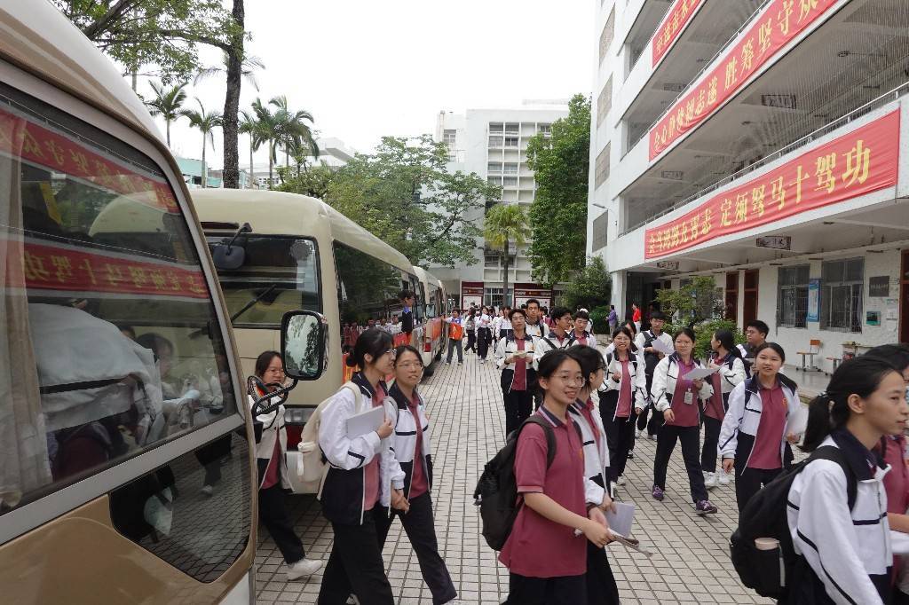 汕头广大志愿者聚力护航4.9万余学子圆梦