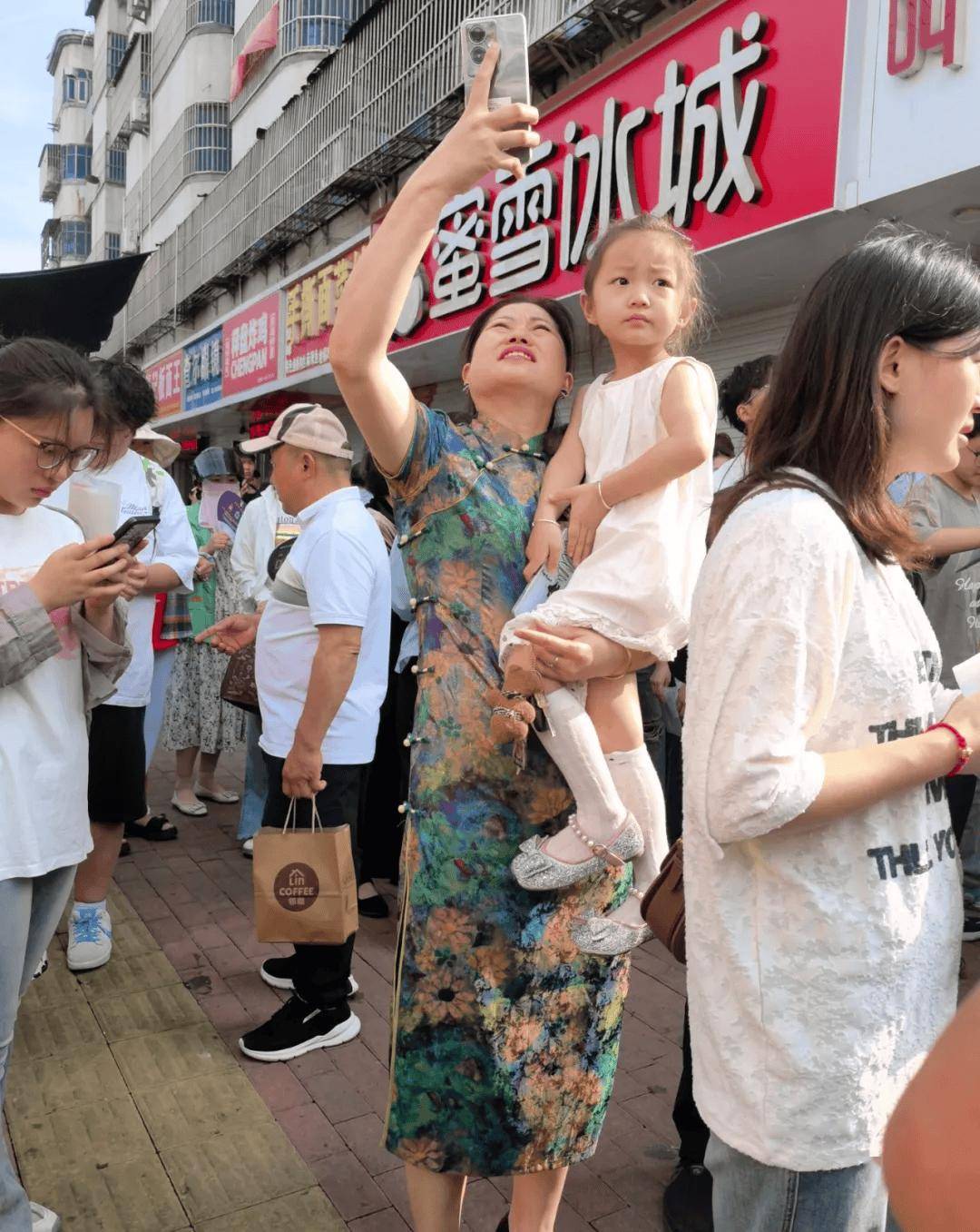 直击阜阳高考首日，这些感人瞬间！-阜阳市2021年高考成绩喜报