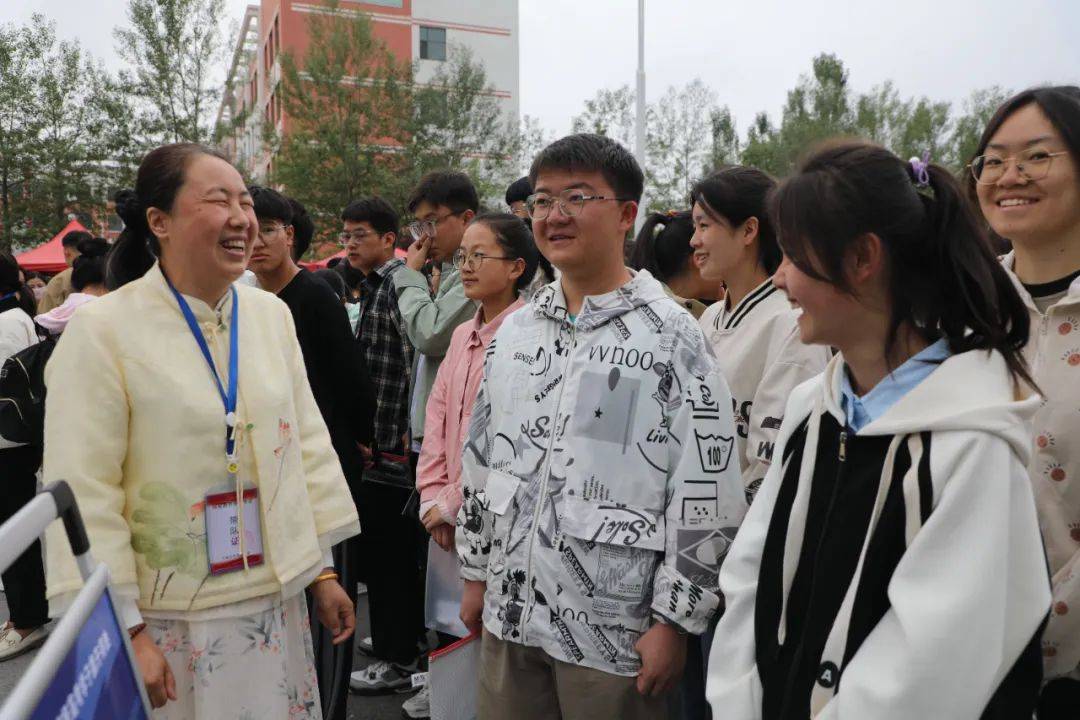 记者在大通二中,桥头第二小学,朔山中学考点外看到,考生们个个精神
