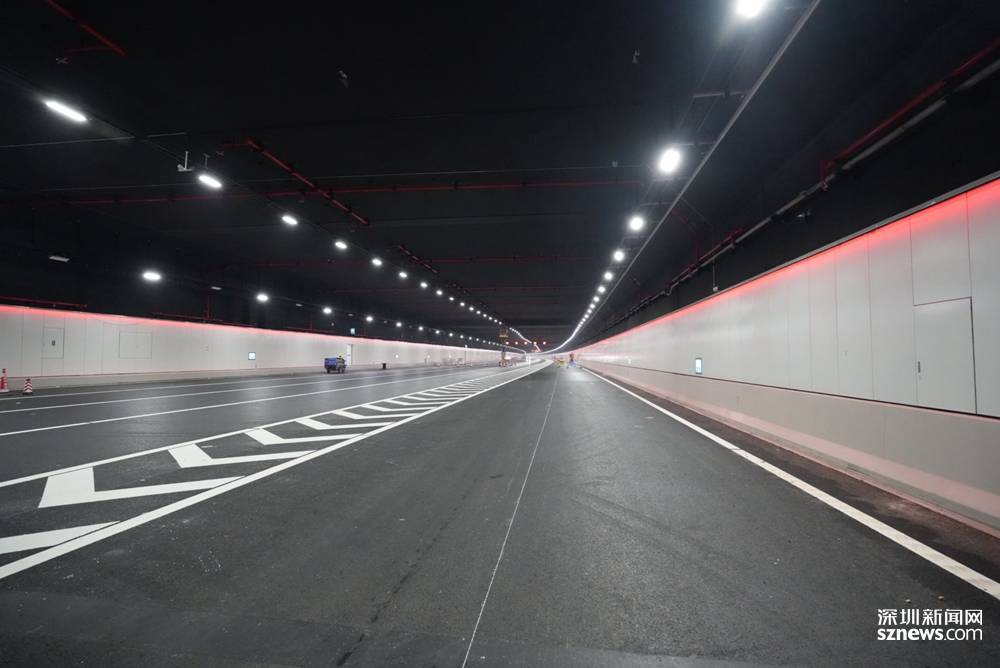 8公里的隧道里共有14台智能巡检机器人,南,北行车洞平均每1.