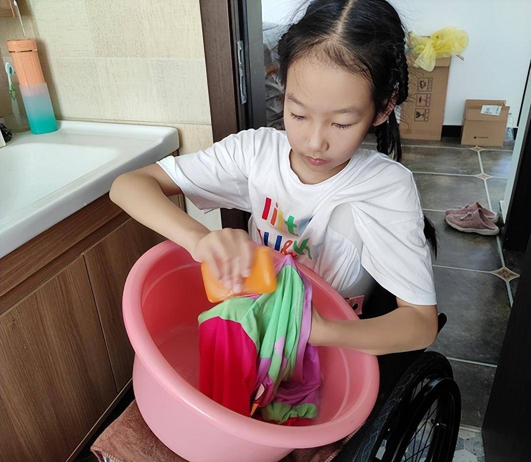 "她会帮我扫地,拖地,擦桌子,买完菜回家,她就帮我摘菜,红领巾也都是她