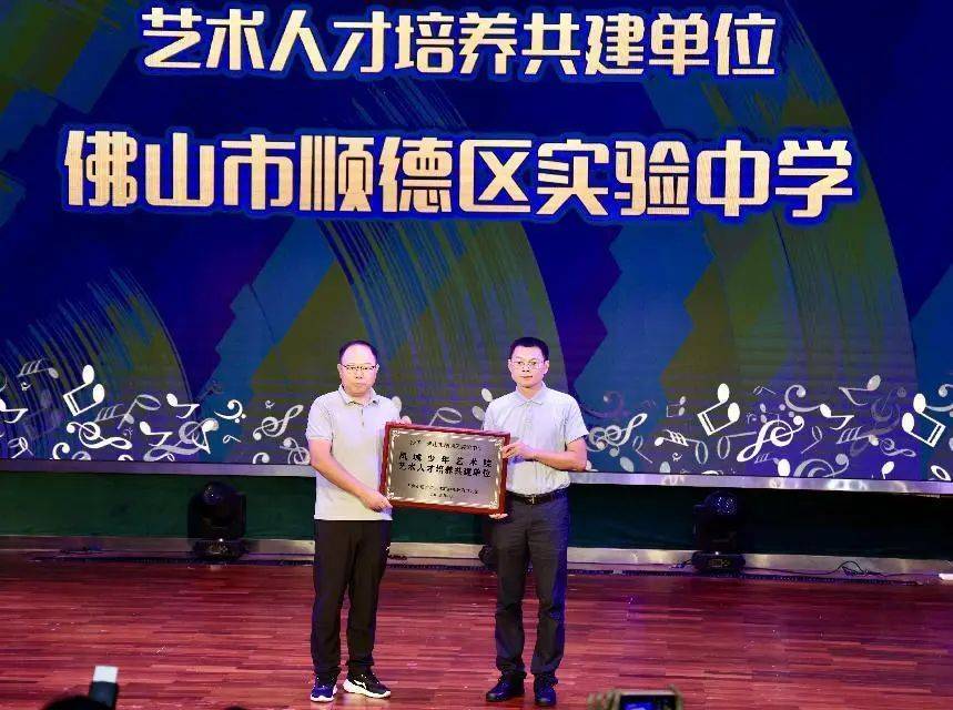 佛山市教育局教研室美术教研员,佛山市书协教育工作委员会主任陈日新