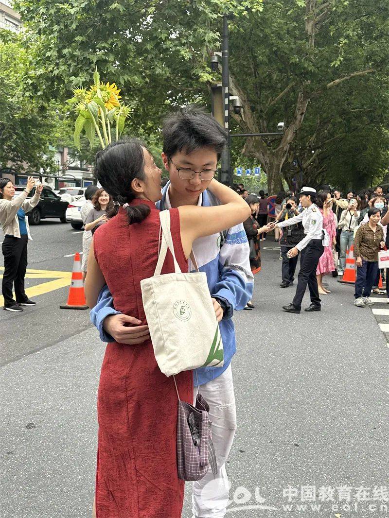 2024高考首场考毕,作文题出炉!那些送考瞬间,感动!加油!必胜!