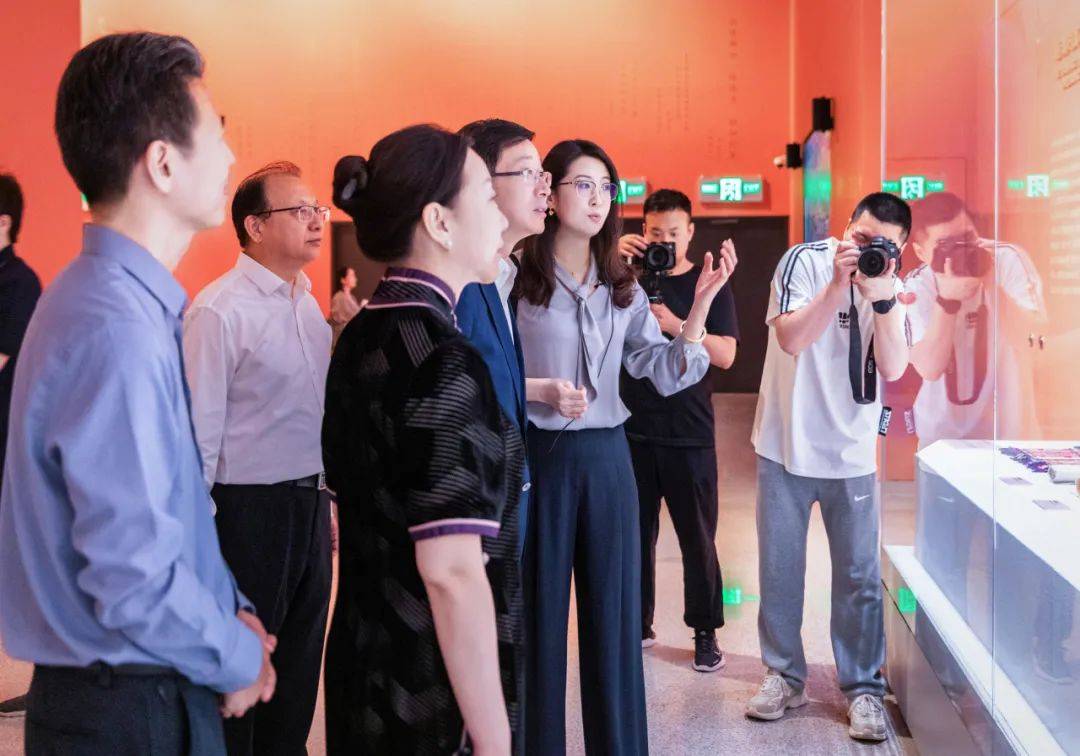 美美与共!北京服装学院联合主办的"五彩锦簇——中华服饰文化展"开幕
