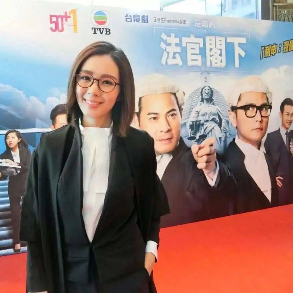 其中值得一提的是她凭借《是咁的,法官阁下》中的角色获得提名"飞跃