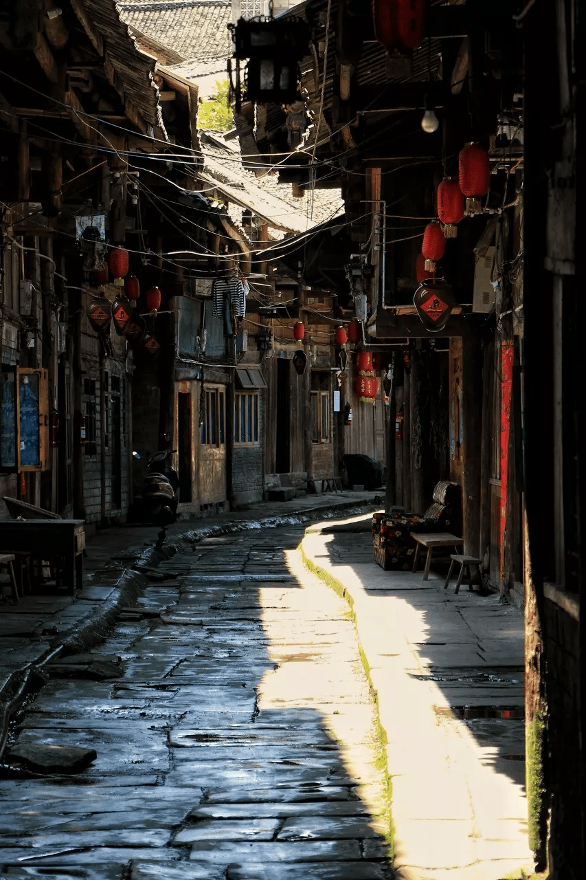 中国第一条旅游高铁正式通车!竟然穿过400余个4a级以上景区