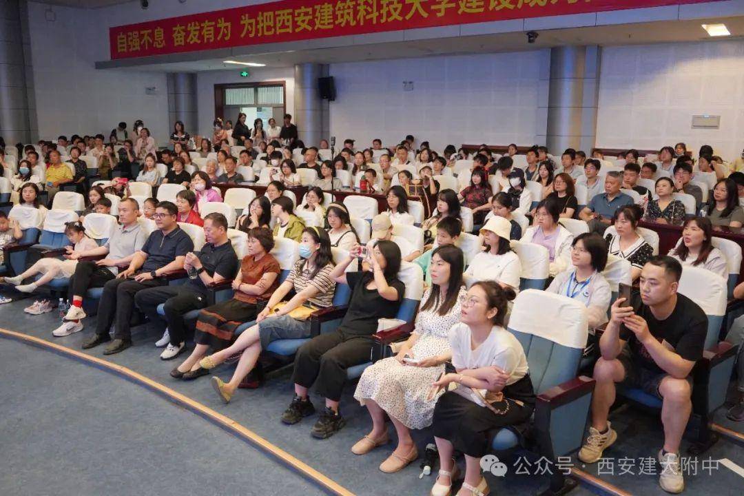 西安建大附中高2026届雷雨话剧社话剧展演暨汉服文化节活动举行