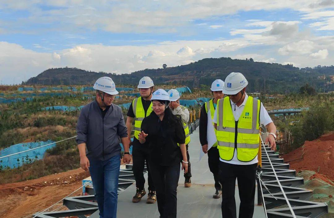 杨飞调研昆明滇池绿道建设项目 看望慰问一线干部职工
