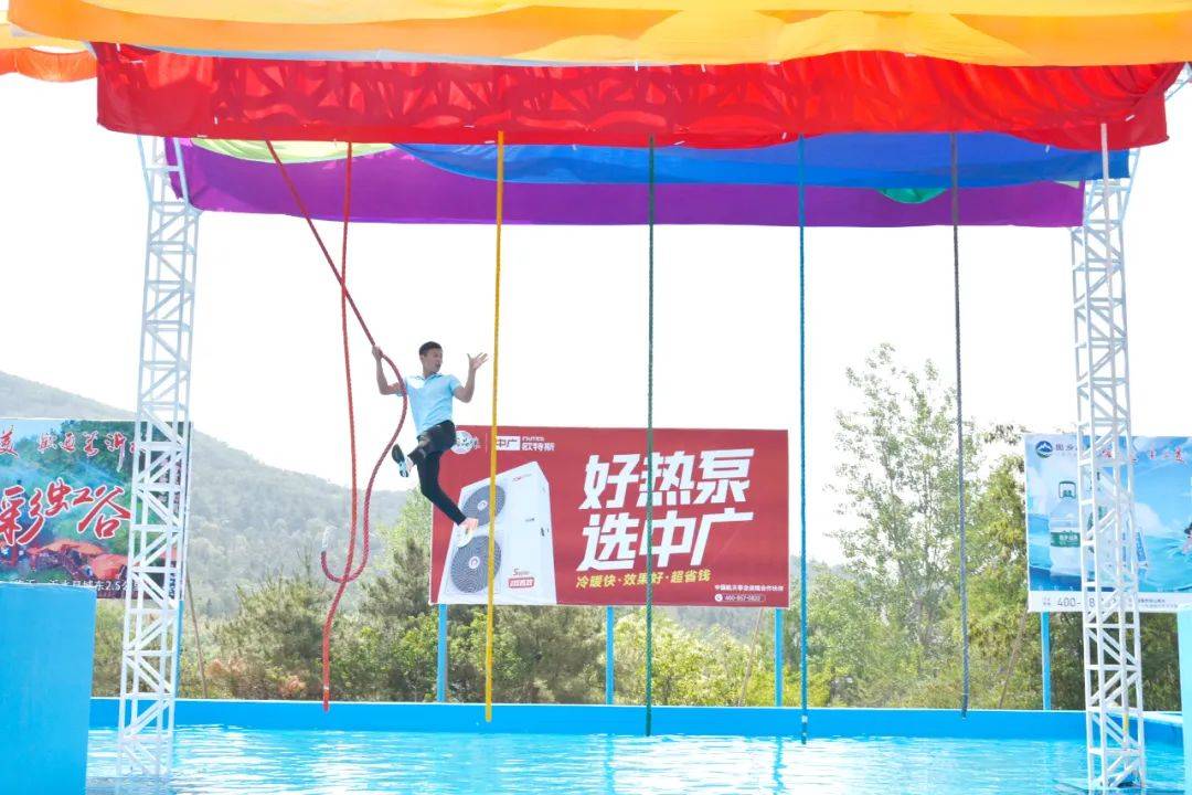 《快乐向前冲》第一条彩虹赛道,融入彩虹元素的全新关卡,将带来全新的
