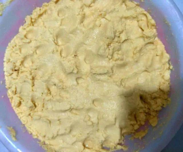 速成鲢饵:温开水烫玉米面二斤,装入大号铝饭盒,加一小勺发酵粉,固定在