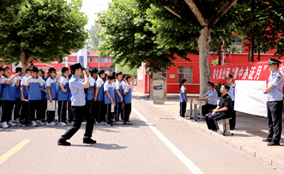 山东省滕州市公安局姜屯派出所组织民警将流动户籍车开进姜屯中学