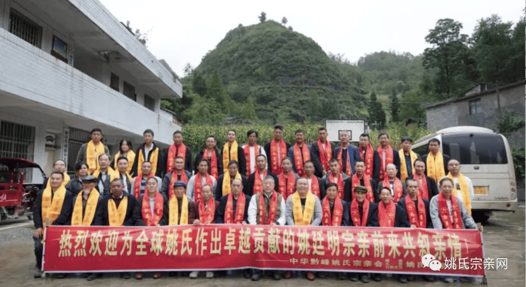 姚崇军背肢残考生进考场,传递温暖与担当的"姚家好儿郎"