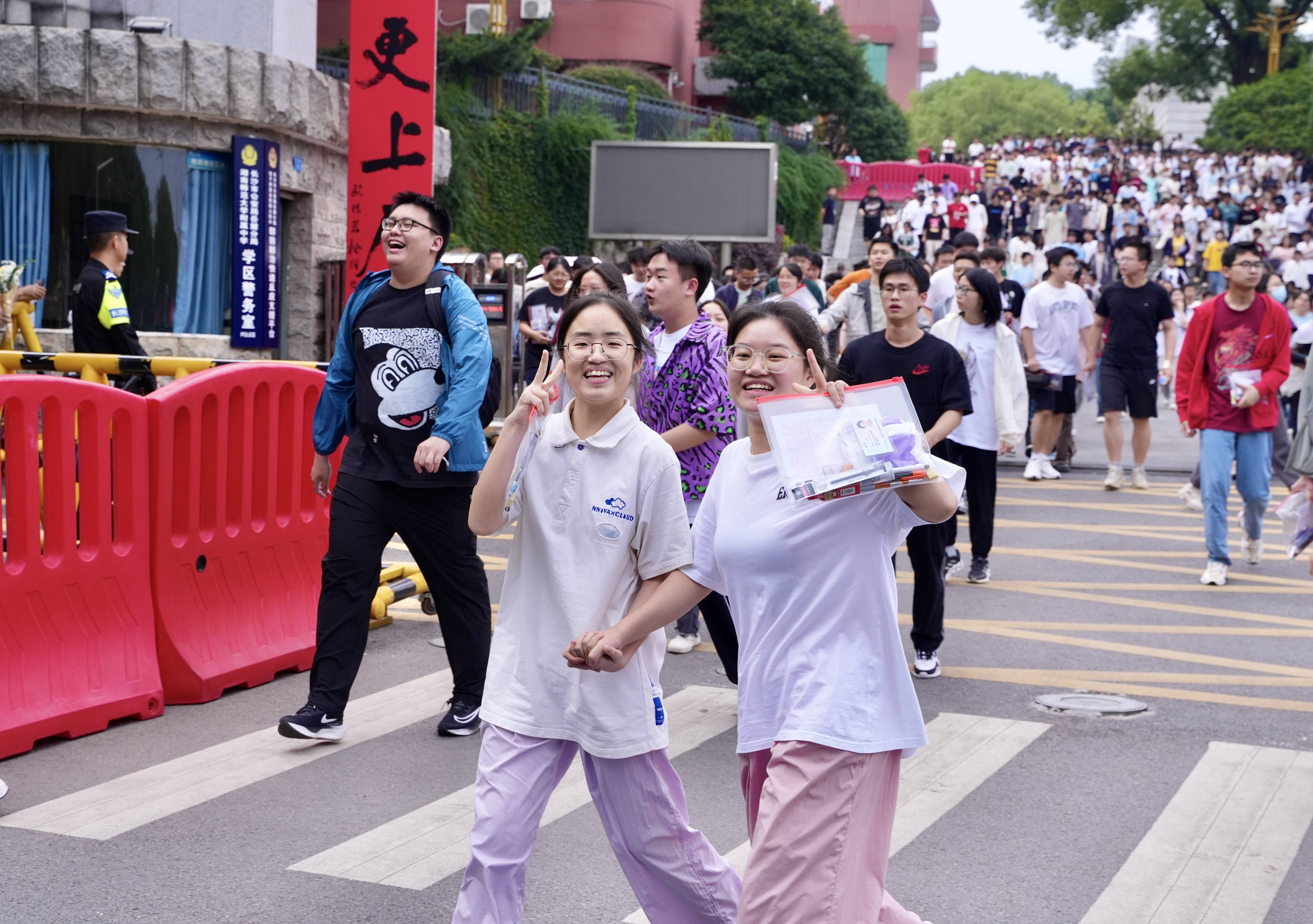 拥抱!欢笑!高考结束,这一波"表情包"亮了!