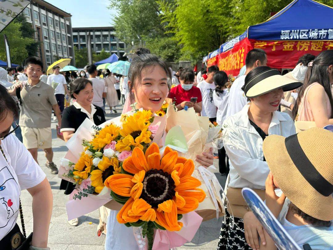 阜阳高考考场外刚刚传来