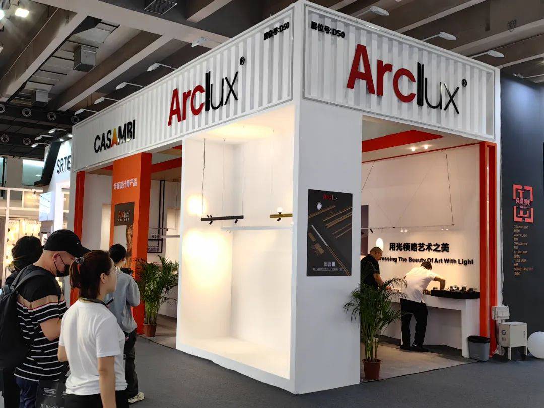 艾客照明此次展馆的主题为"灯光智能定制化",展出的金钻系列天花灯,以