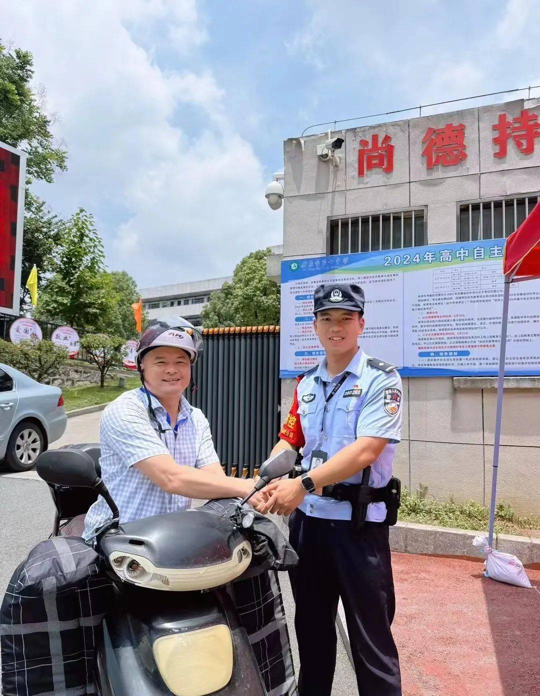 时隔6年执勤民警重返母校这一次他的身份变了 这一幕