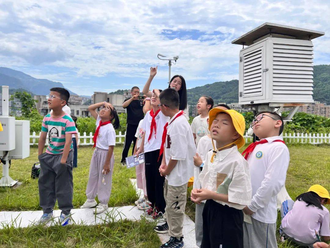 30余名孩子们迎来了一场与众不同的体验之旅——他们走进文成县气象局