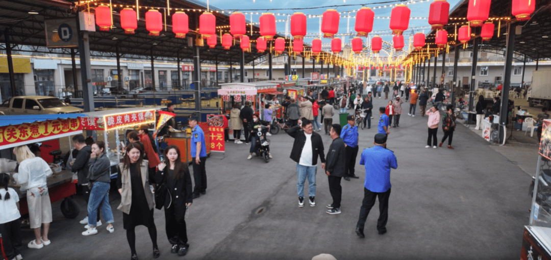 位于额尔古纳市美食街中心市场的夜市,按照统一经营管理,统一经营区域