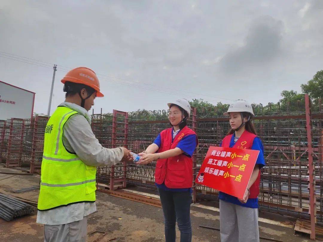 雄忻项目部青年志愿者在保定市清苑区第一中学考点,开展以"高考助力