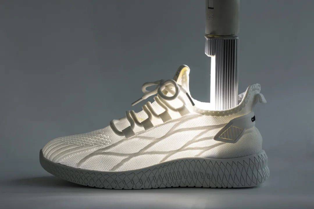 这款飞织鞋来自cartelo(卡帝乐鳄鱼),是成立于1947年新加坡的轻奢品牌