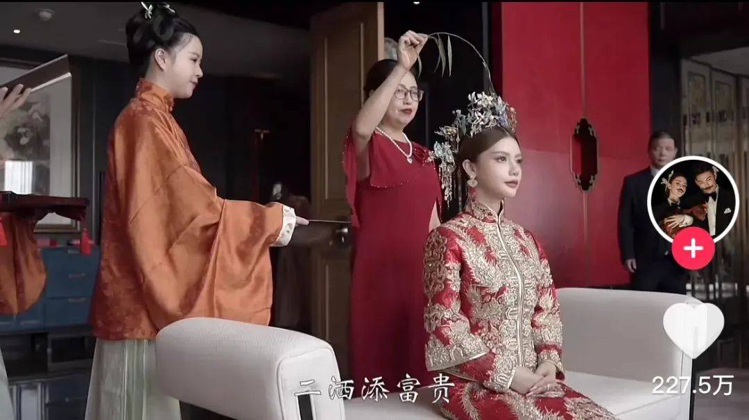"再来是新娘母亲拿着柳枝沾上水,在女儿头上轻洒:图/抖音@安晴lovely"