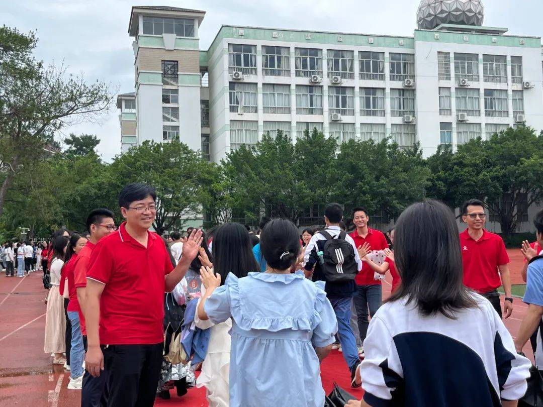 信丰中学举行2024届高三年级毕业典礼