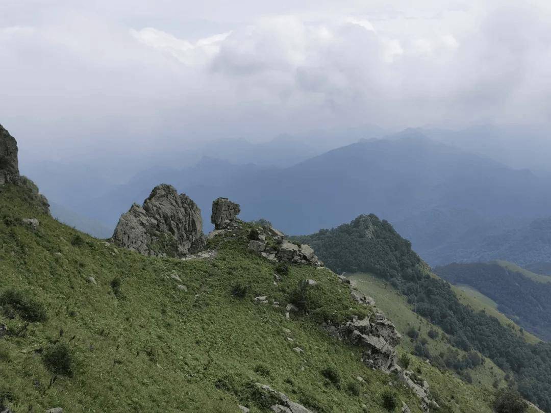 东灵山,北京市门头沟西北部,与河北交界处,距京城122公里,主峰海拔