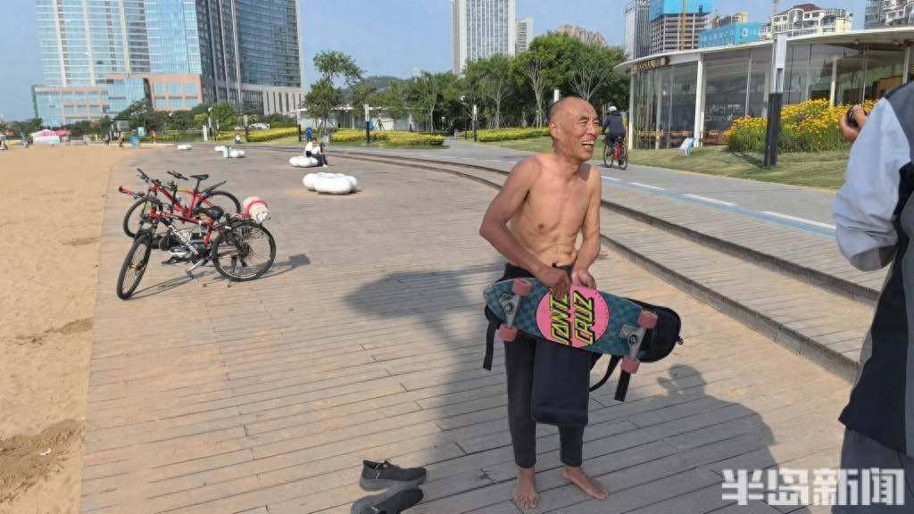 人老心不老！这位62岁的青岛“巧克力大爷”玩转滑板冲浪