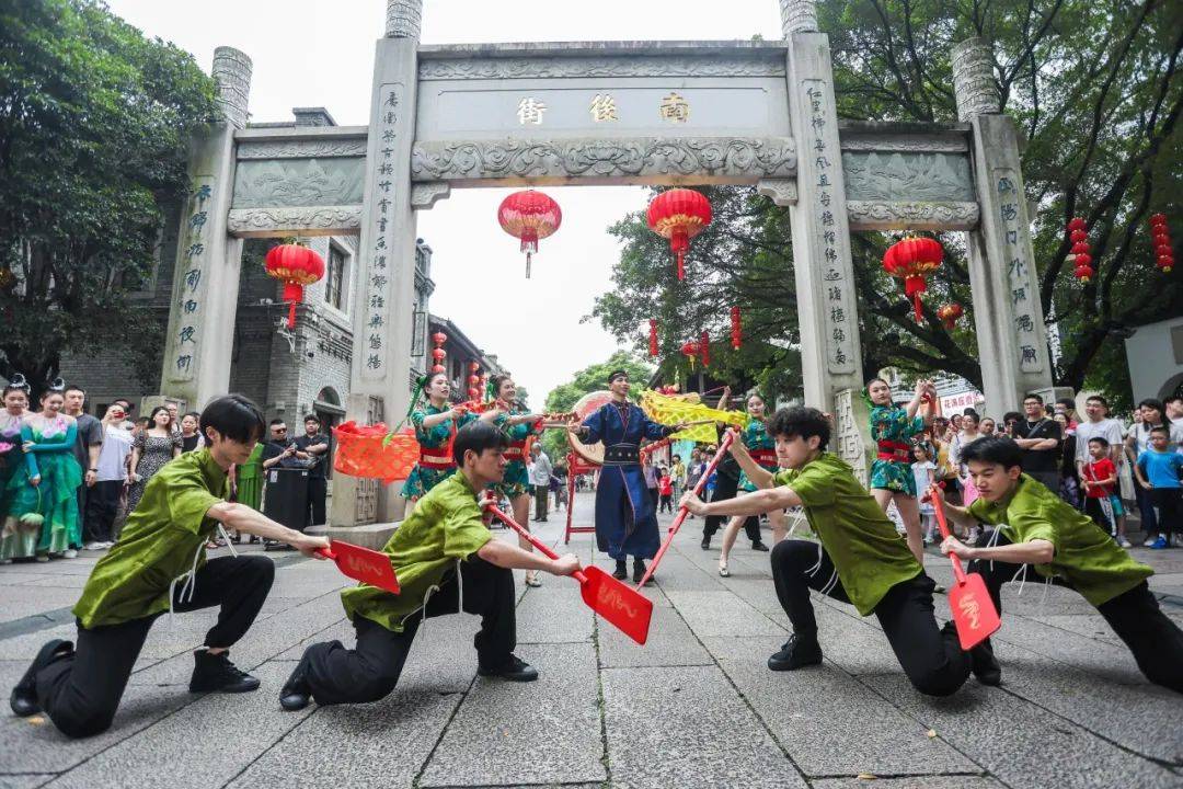 国潮非遗市集,街区快闪,民俗表演……三坊七巷迎沉浸式文化盛宴