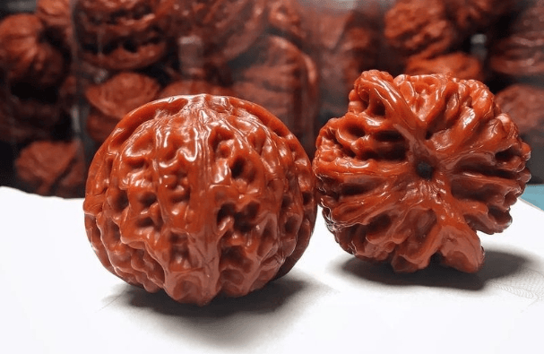 夏天,新入手的这3种文玩核桃尽量不带出门,太爱"笑"了